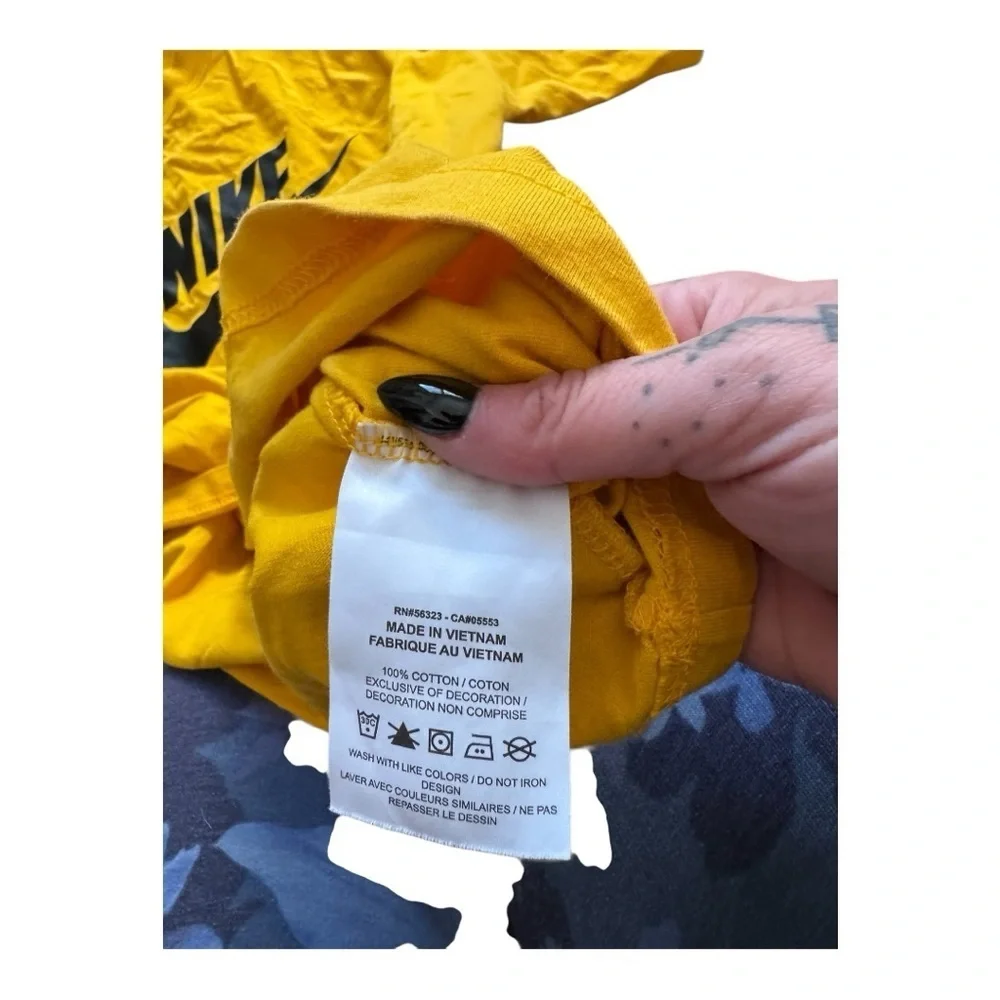 Nike SB Men’s Gold Logo 100% Cotton Size Medium Loose Fit T Shirt